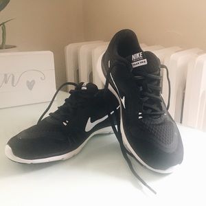 LIKE NEW: Nike Tennis Shoes